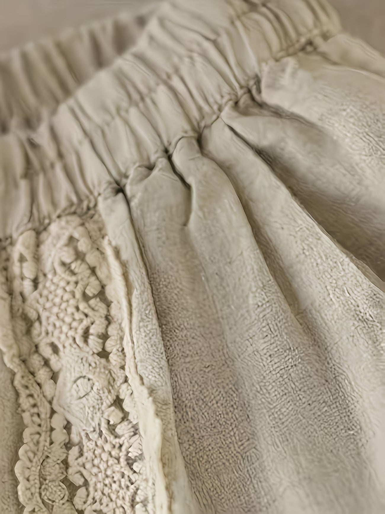 Pantaloni da donna con vita elasticizzata e inserti in pizzo