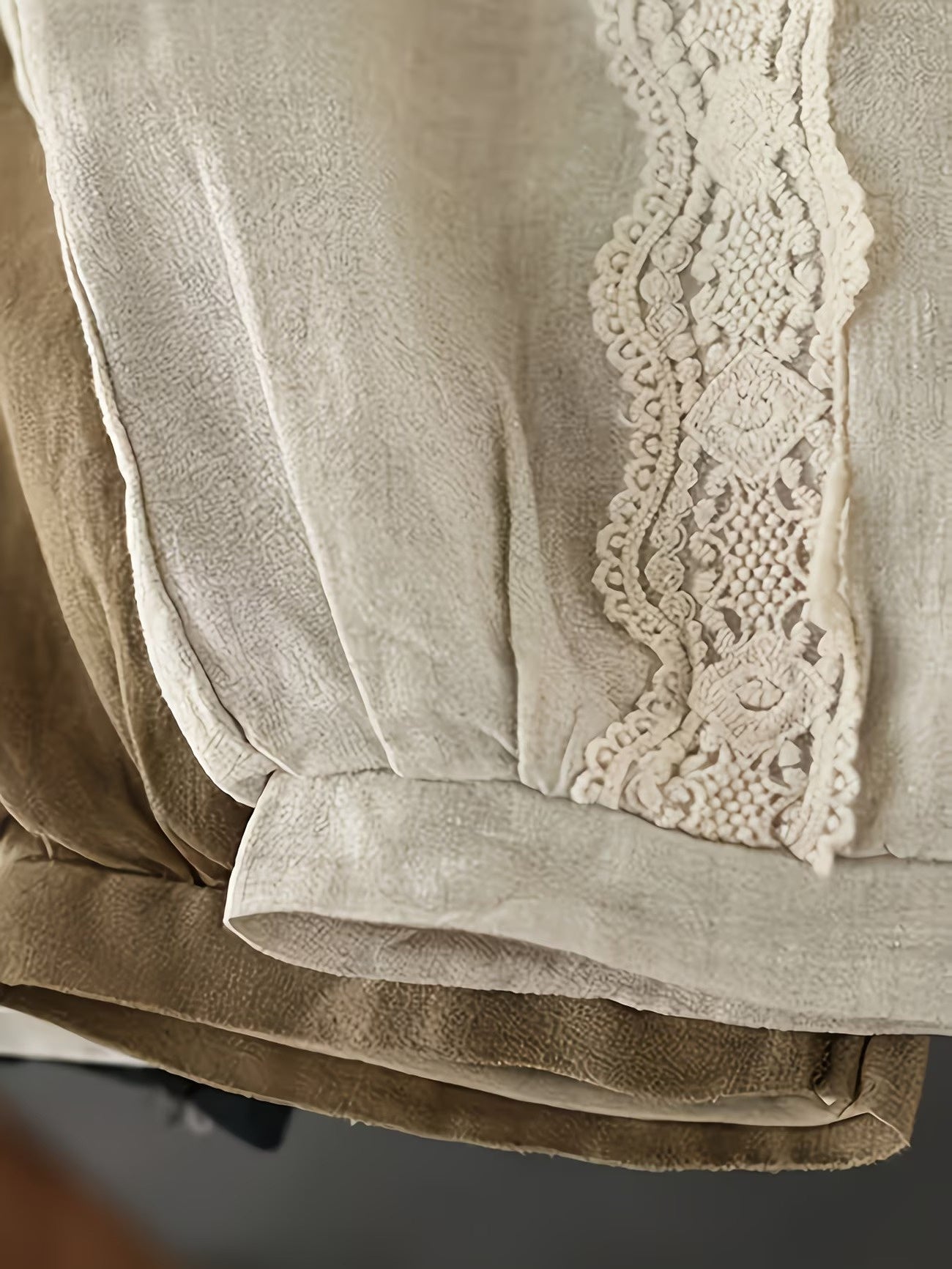 Pantaloni da donna con vita elasticizzata e inserti in pizzo